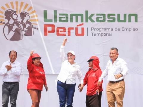 Presidenta Boluarte en presentación del programa Llamkasun Perú en el distrito de Carabayllo