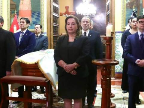 Presidenta Dina Boluarte acude a velorio de Ana Gervasi