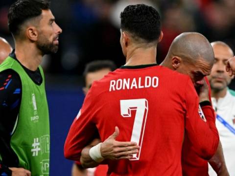 Cristiano consuela a 'Pepe' tras eliminación de Portugal