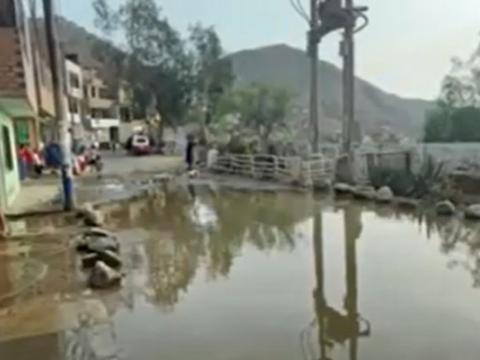Comas: colapso de desagüe inunda colegio y viviendas