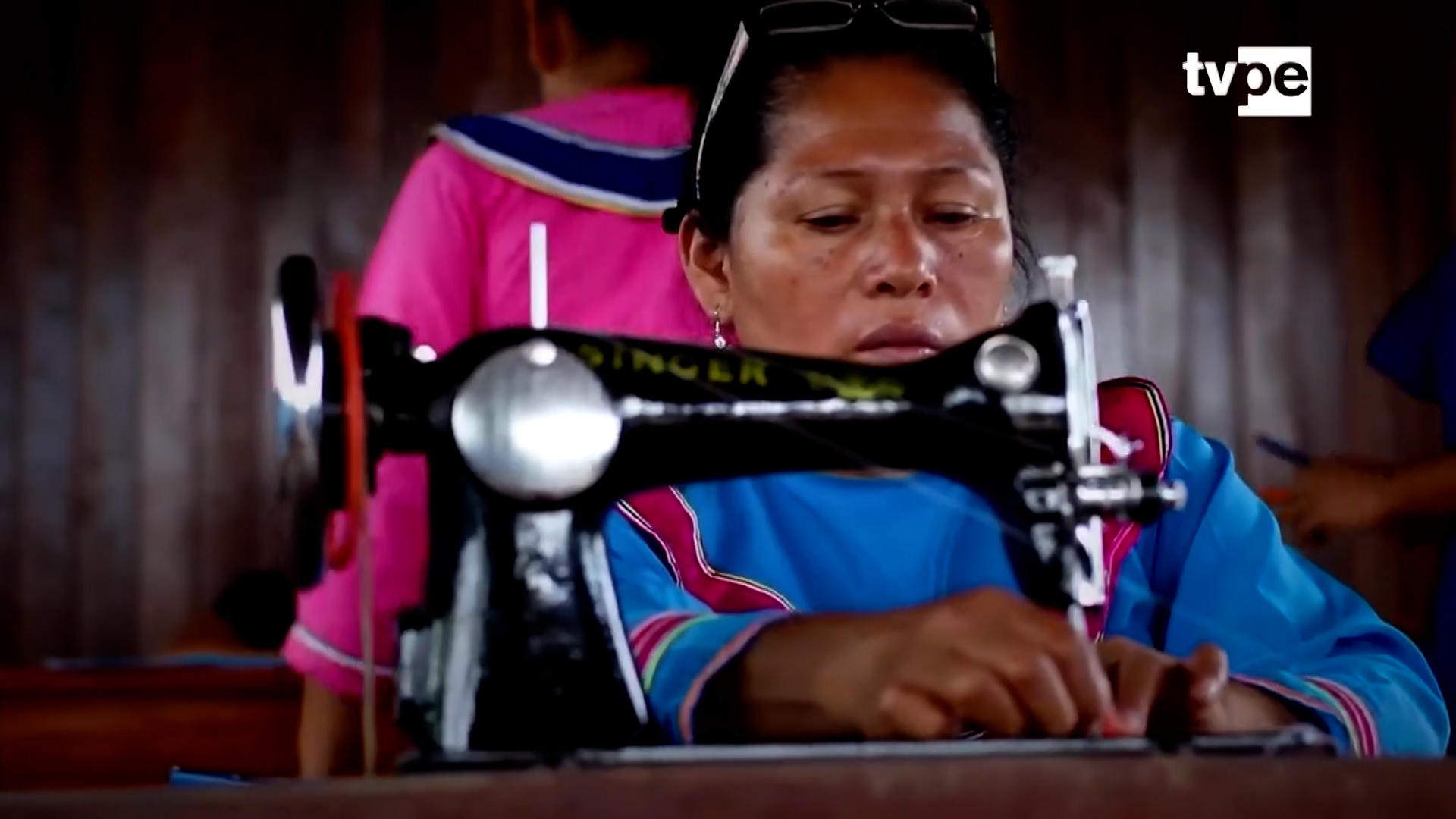 Mujer artesana de la Amazonía