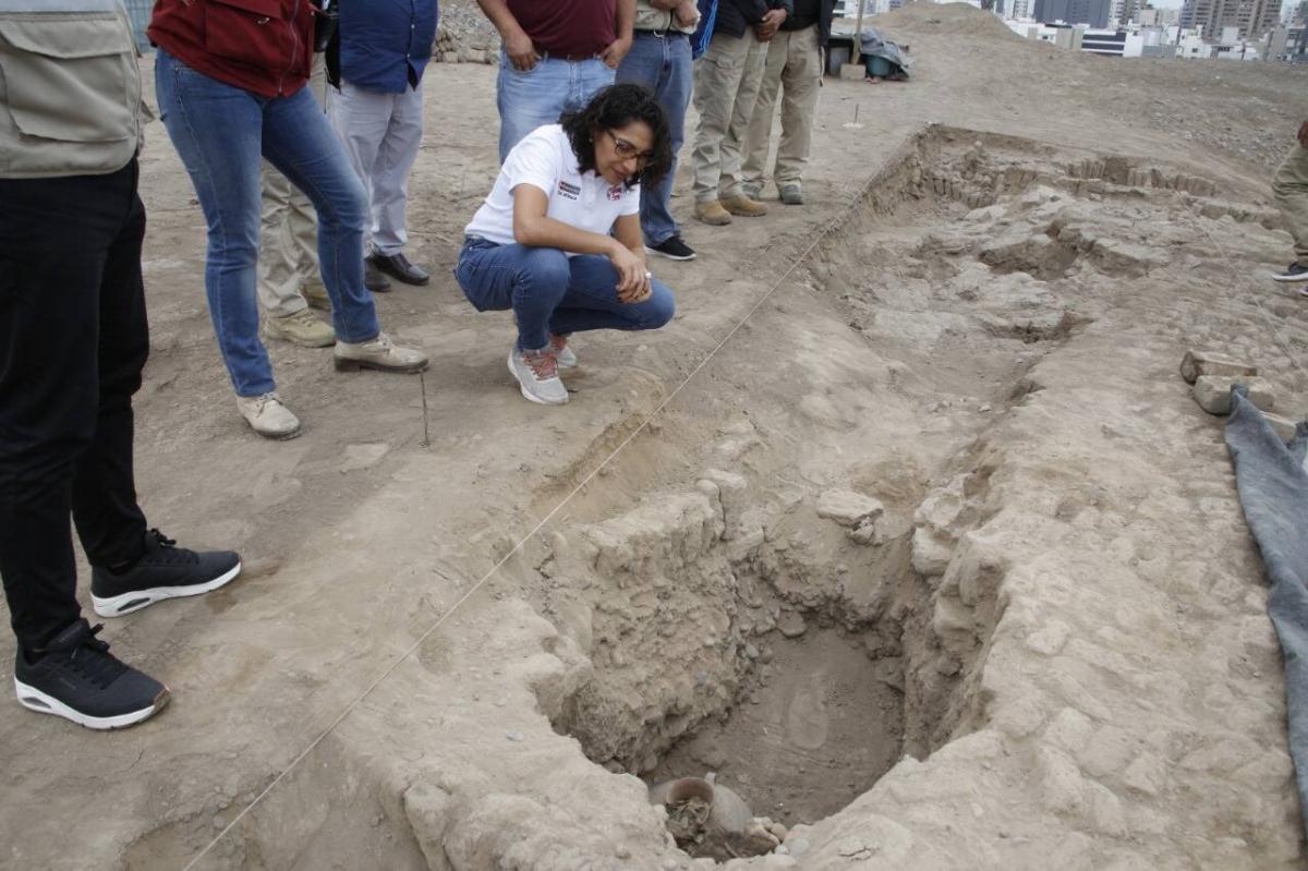 Ministra de Cultura  visito entierro  en la Huaca Pucllana.  