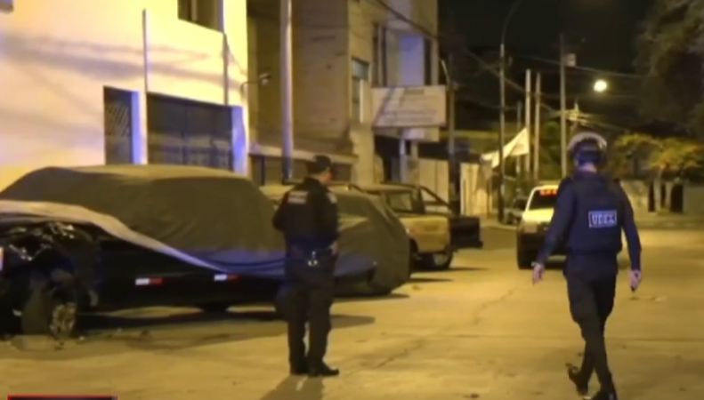 Policía de la Udex llega al lugar para recoger evidencia 