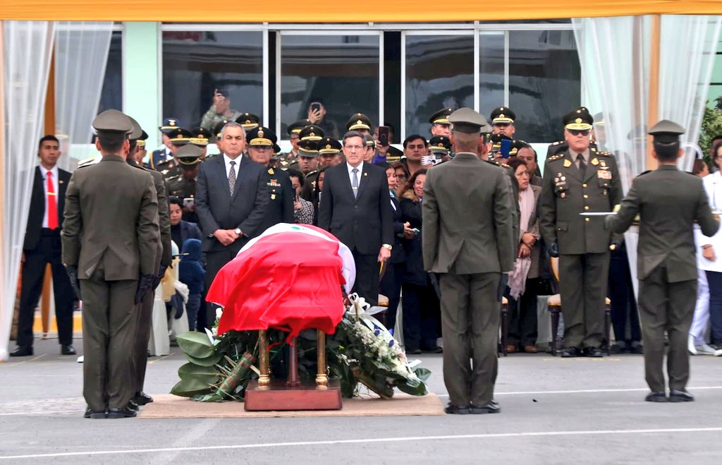  Ministros  rinden homenaje a joven oficial muerto en el Vraem 