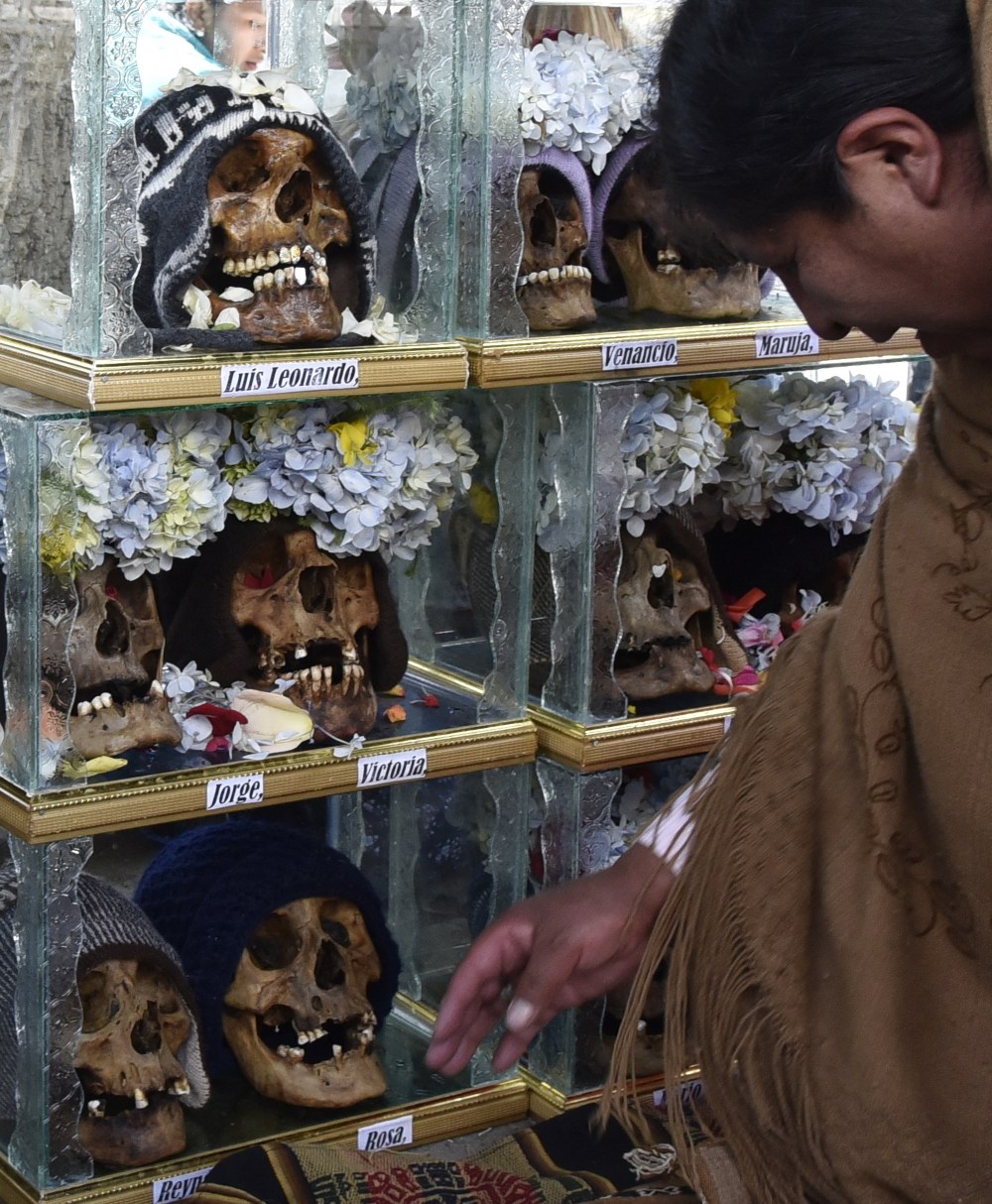 calavera cráneo bolivia muertos cementerio música