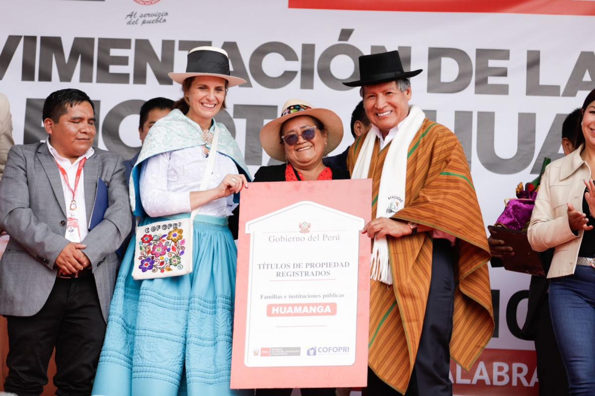 Ministra Pérez de Cuellar Ministerio de vivienda Ayacucho pistas 