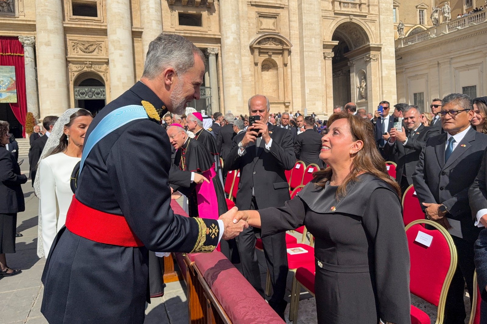 DINA BOLUARTE vaticano papa león