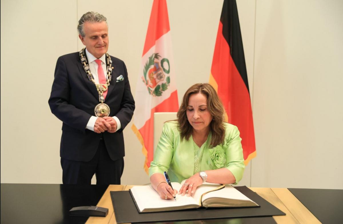 Presidenta firma  libro dorado  en Stuttgart, Alemania.  