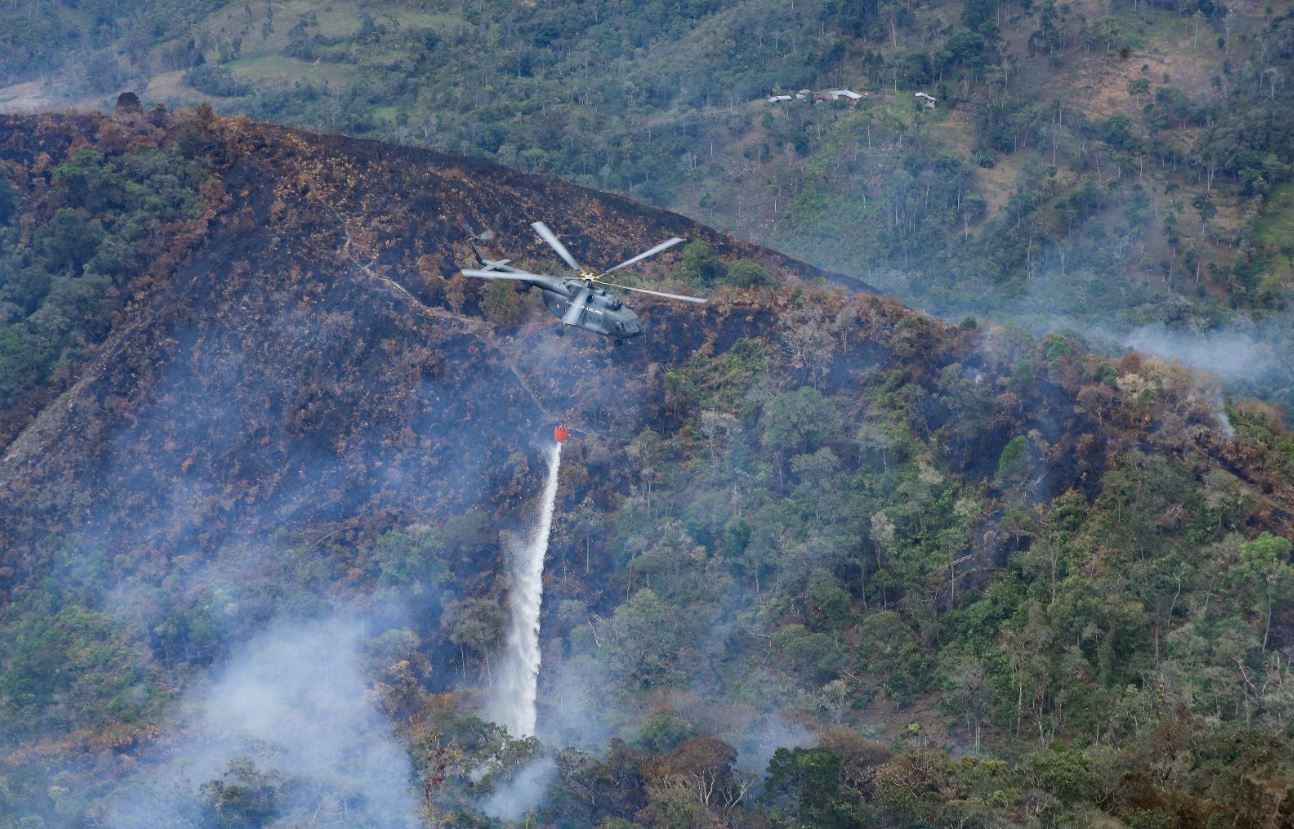 Incendio forestal helicóptero