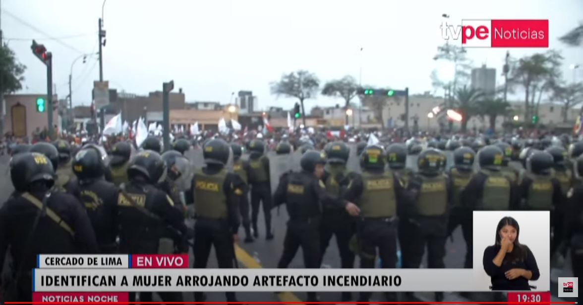 19:30 pm:  TVPerú Noticias muestra imágenes de cuando el artefacto incendiario cae sobre el cordón policial en la avenida Abancay. Un efectivo lo lanzó lejos del grupo. 