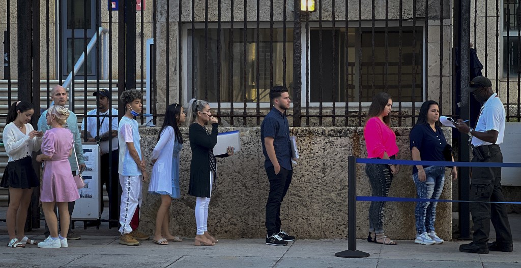 cubanos realizan colas en la embajada de Estados Unidos en La Habana