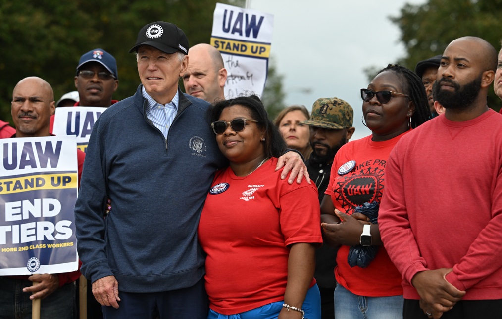 Joe Biden junto a la protesta del sindicato automotor. Foto: AFP