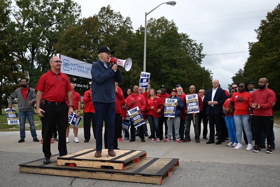 Joe Biden junto a la protesta del sindicato automotor. Foto: AFP