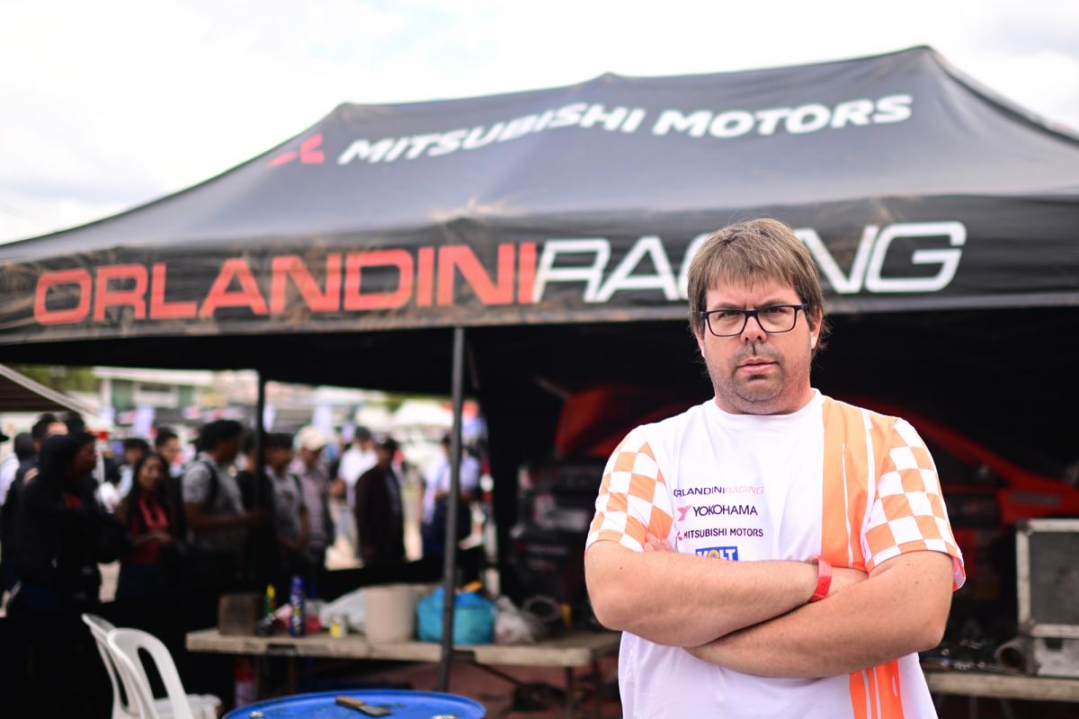 Raúl Orlandini, alias "Mono", compite por el Orlandini Racing Team. 