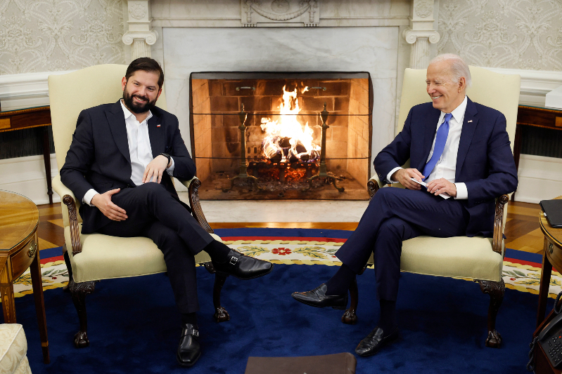 La reunión entre Gabriel Boric y Joe Biden fue respetuosa y a pesar de algunas diferencias y exigencias tuvieron tiempo para bromear un poco. Foto: AFP.