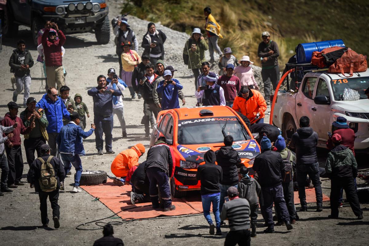 El auto de Raúl Orlandini siendo reparado por su equipo para seguir con el objetivo por la Etapa 3. Foto: Orlandini Racing Team