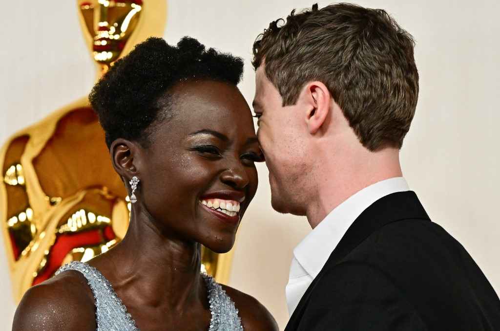 Lupita Nyong'o y el actor británico Joseph Quinn 