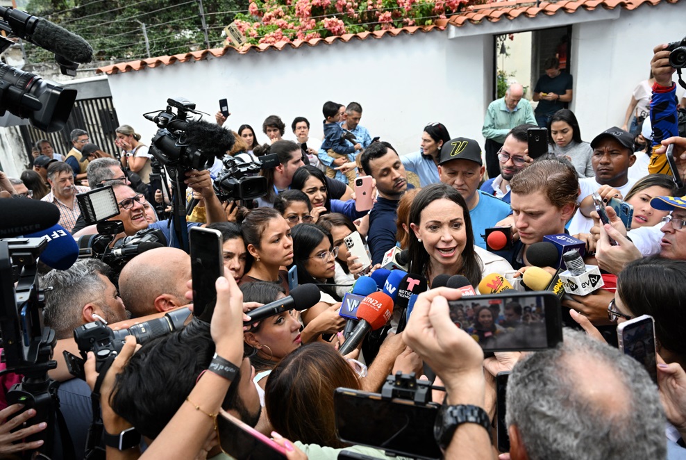 María Machado y la gente simpatizante apoyándola, alado de la prensa