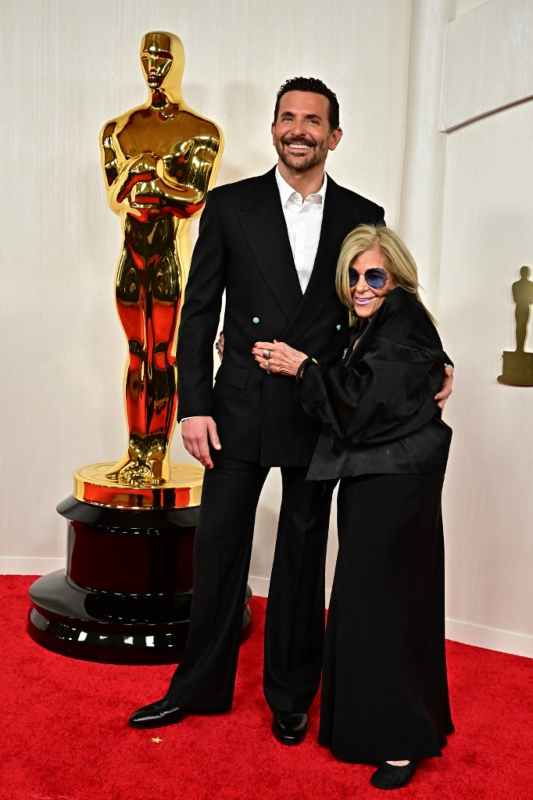 El actor y director estadounidense Bradley Cooper y su madre Gloria Campano