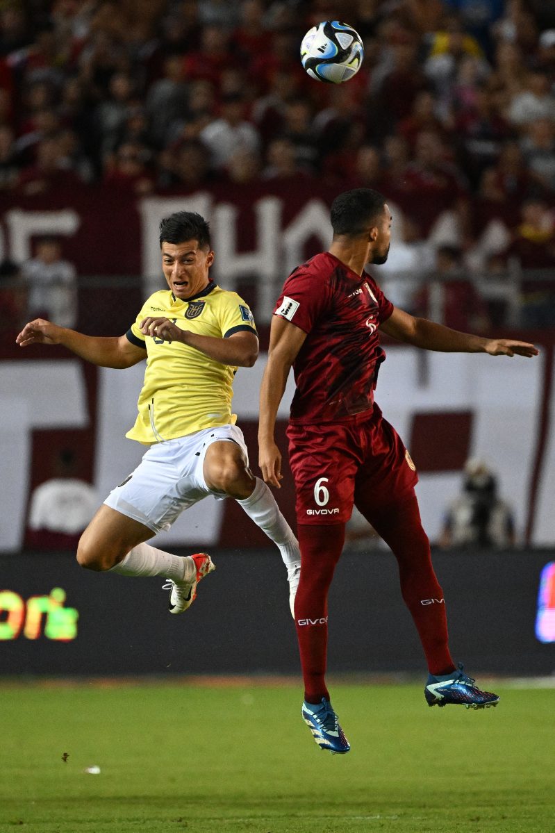 Chocan el Ecuatoriano Alan Franco y el venezolano Yangel Herrera luchando la pelota. 