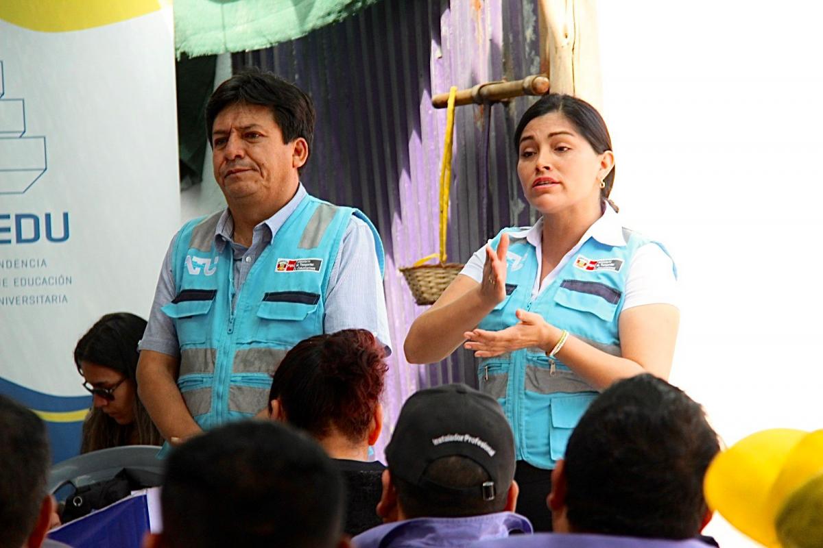 Capacitadores indicando medidas de respeto para el estudiante universitario.