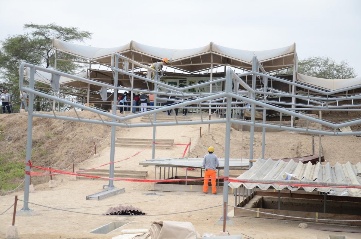 Trabajos de renovación de la cobertura del Señor de Sipán por el Ministerio de Cultura. Foto: Ministerio de Cultura.